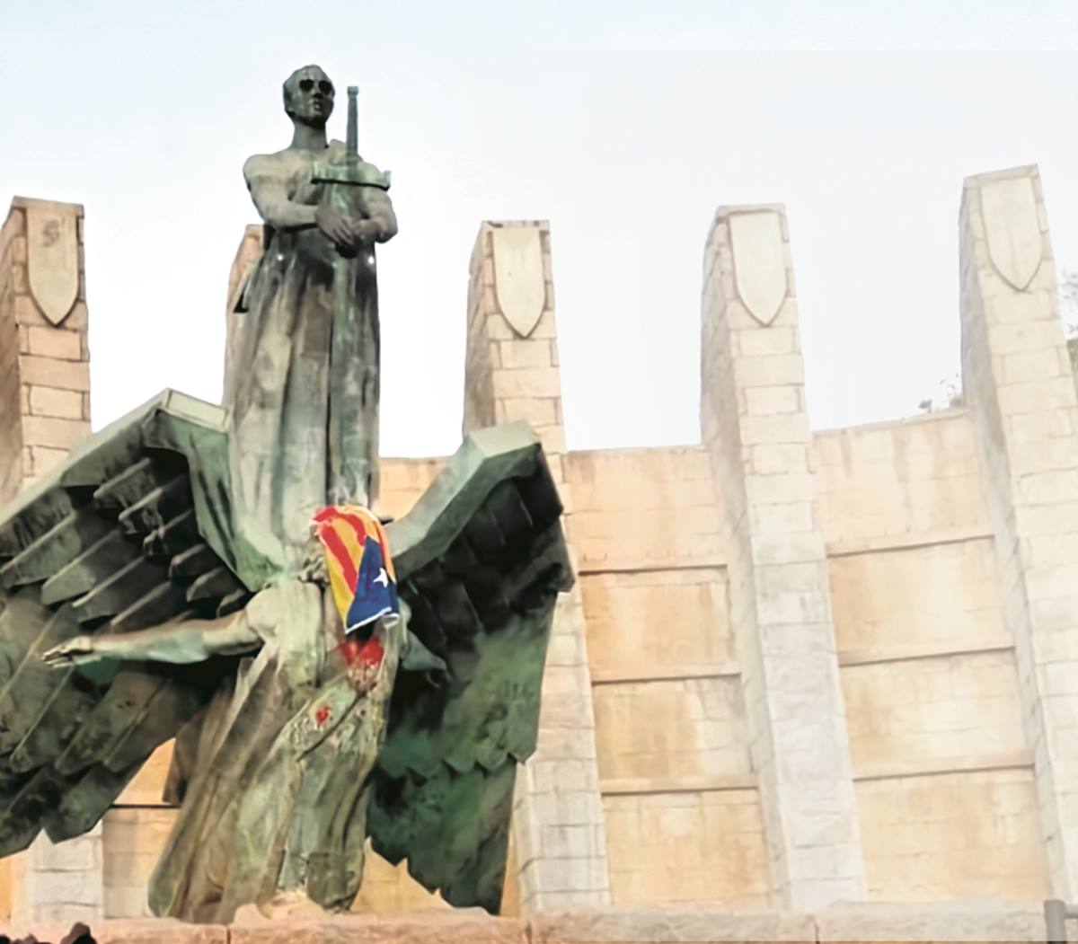 El Monumento a la Victoria, situado en las Ramblas de Santa Cruz, amaneció ayer con una bandera independentista catalana tapando la cara del ángel. DA