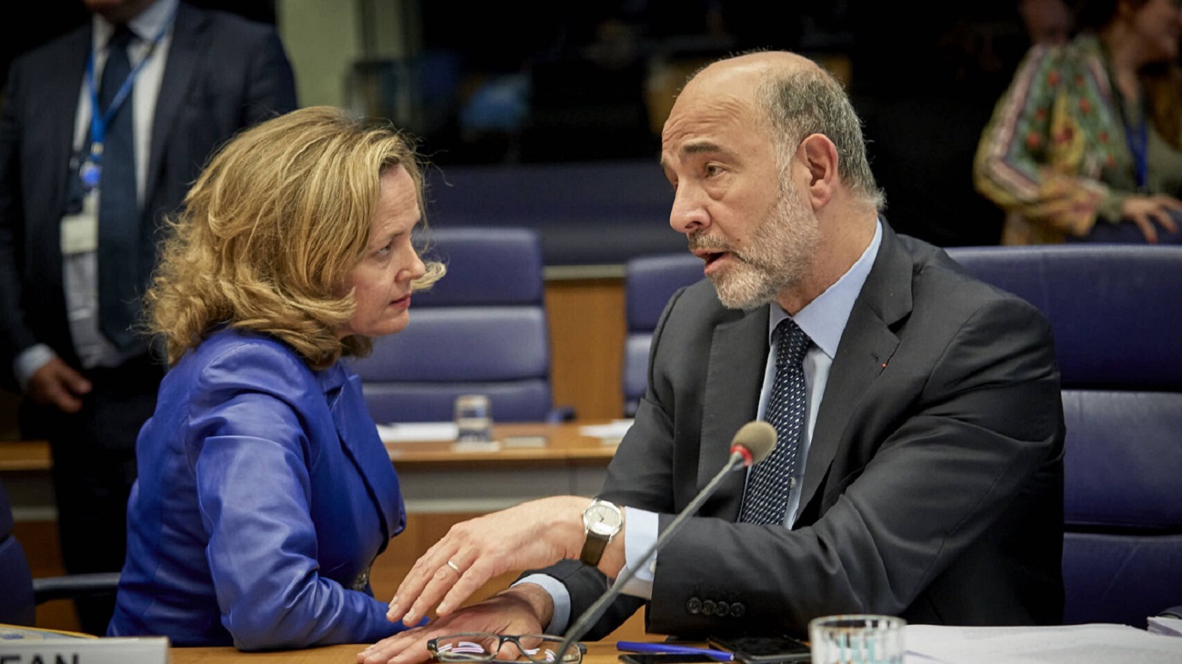 La ministra Calviño conversa con el comisario Moscovici durante el Eurogrupo de Luxemburgo UE