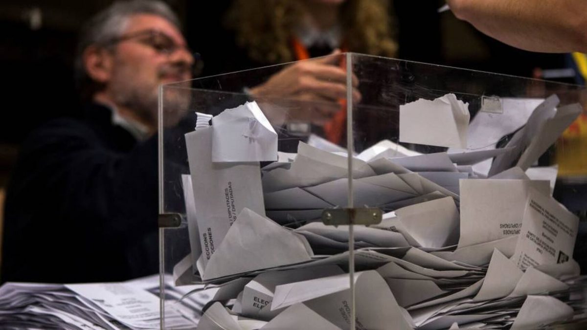 Un urna llena de votos en unas elecciones generales Efe