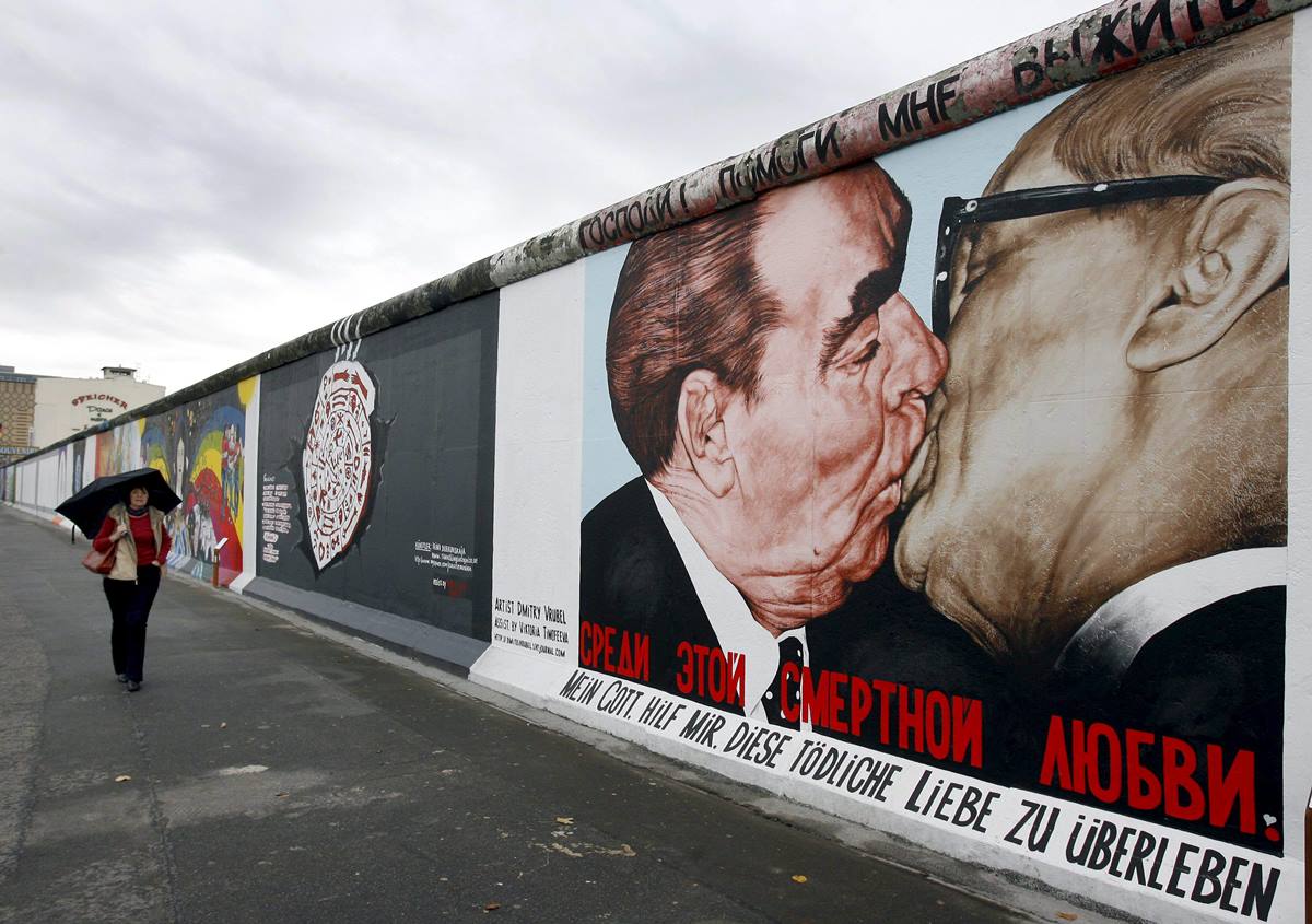 Graffiti con la imagen de uno de           los encuentros entre Leonid Brézhnev, presidente de la URSS entre 1966 y 1982, y Erich Honecker, líder de la República Democrática Alemana entre 1976 y 1989. D.A