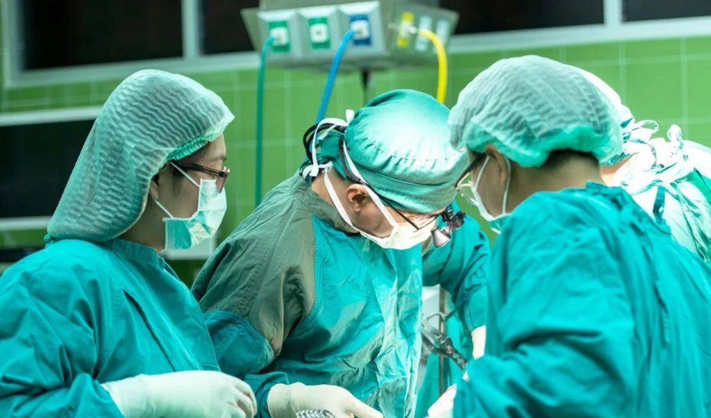 Ingresó en el hospital pensando que tenía un resfriado común y tuvieron que amputarle las dos piernas