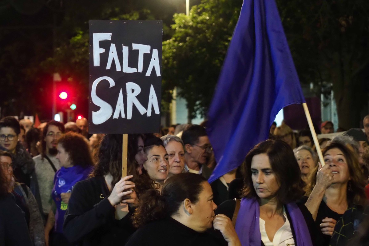 Imágenes de la multitudinaria manifestación que partió del Parque García Sanabria, con una pancarta que recordó a Sara. Sergio Méndez