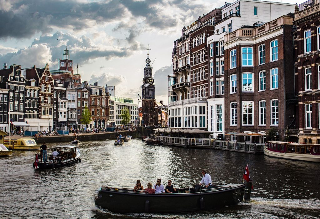 Ámsterdam prohibirá la construcción de nuevos hoteles para luchar contra el turismo de masas