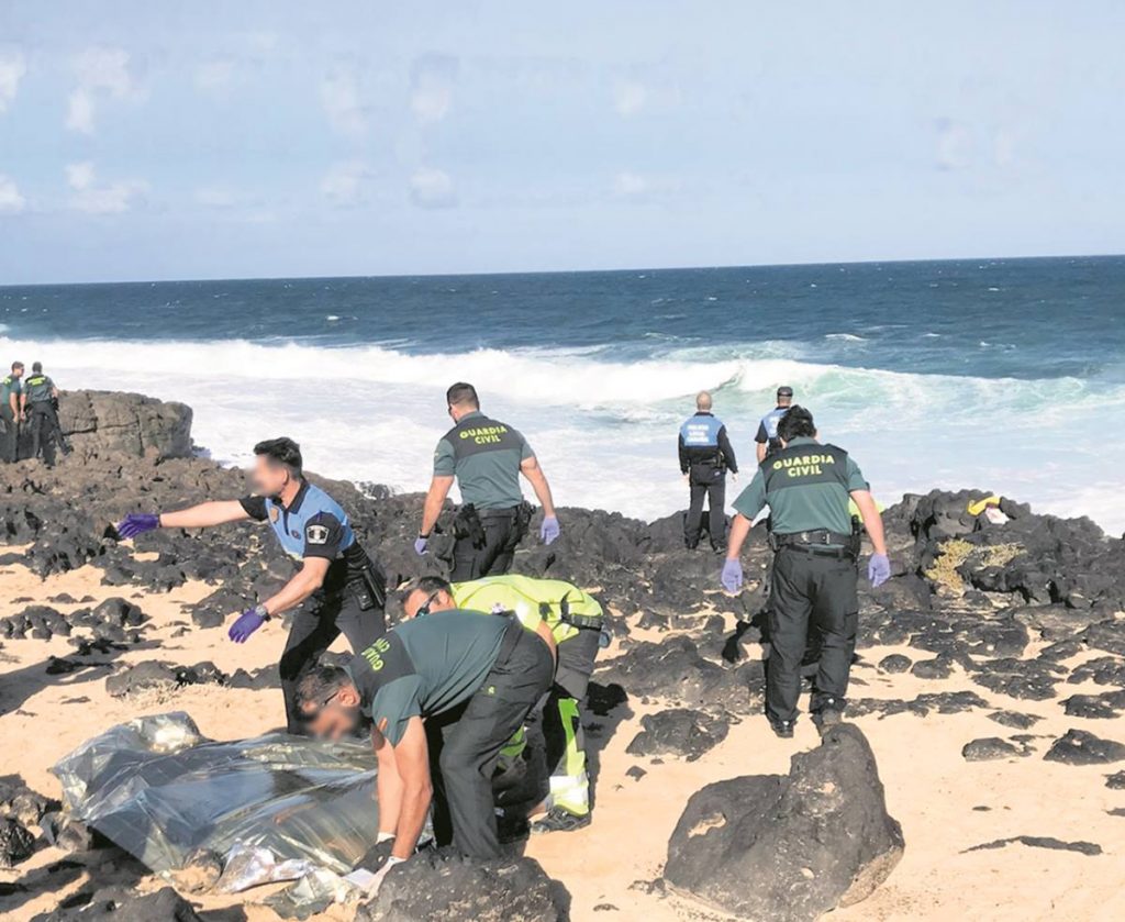 Rescate del cuerpo sin vida de uno de los fallecidos ayer en las costas de Lanzarote. la Voz de Lanzarote