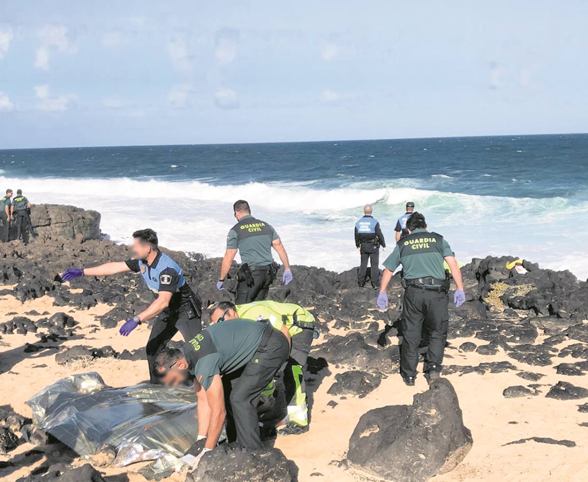 Rescate del cuerpo sin vida de uno de los fallecidos ayer en las costas de Lanzarote. la Voz de Lanzarote