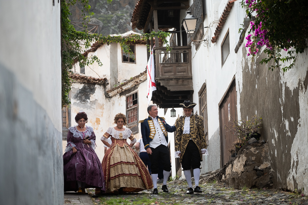 Las calles y la plaza del casco histórico de San Juan de la Rambla se llenaron ayer de vecinos y visitantes y personajes históricos en el marco del IV Mercado Barroco de Canarias. Fran Pallero