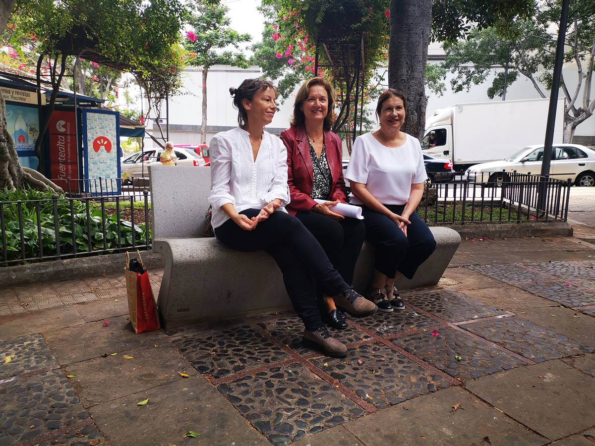 Attenya Campos (i), Araceli Reymundo y María Nieves Febles, portavoces del colectivo Cascos Púrpura. DA