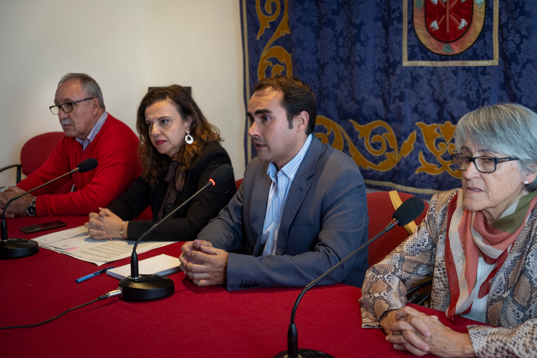 Cristóbal Rodríguez, Isabel García, José Daniel Díaz y Carmela Díaz, durante la reunión informativa de ayer en la Casa de la Cultura. Fran Pallero