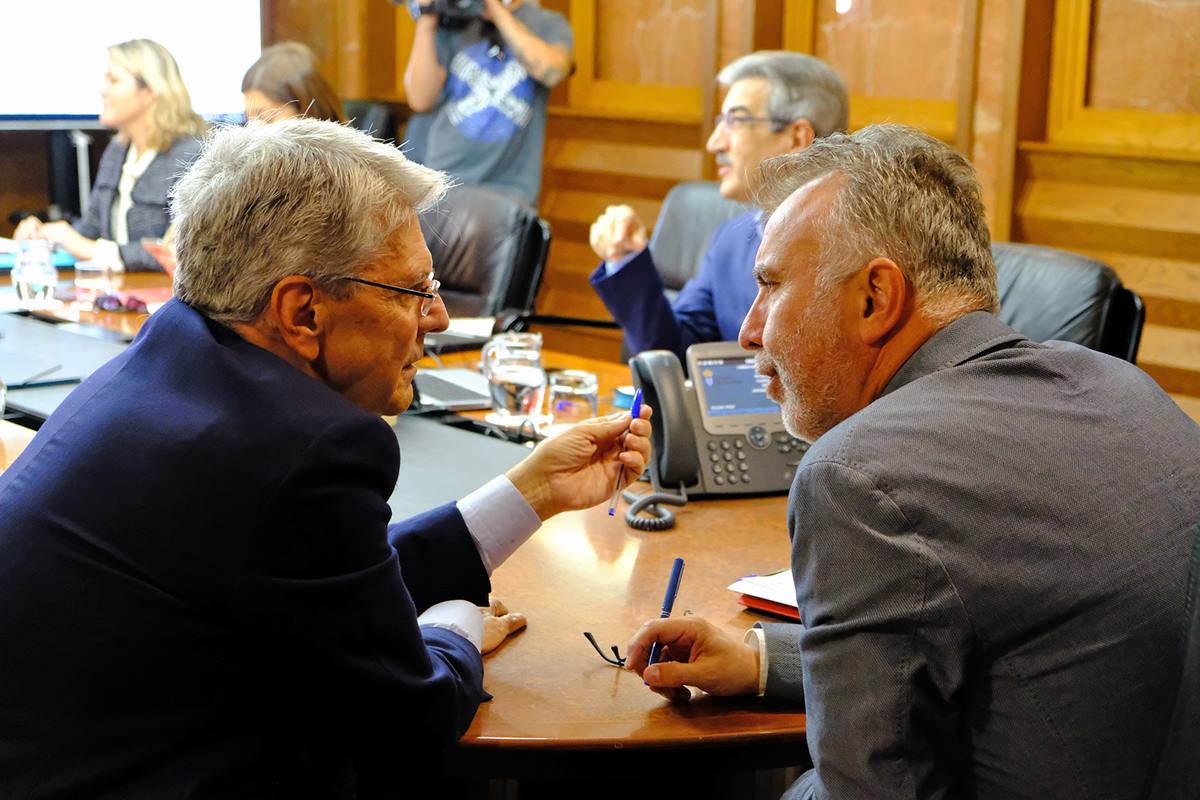En primer plano, Julio Pérez y Ángel Víctor Torres al comienzo del Consejo de Gobierno. DA