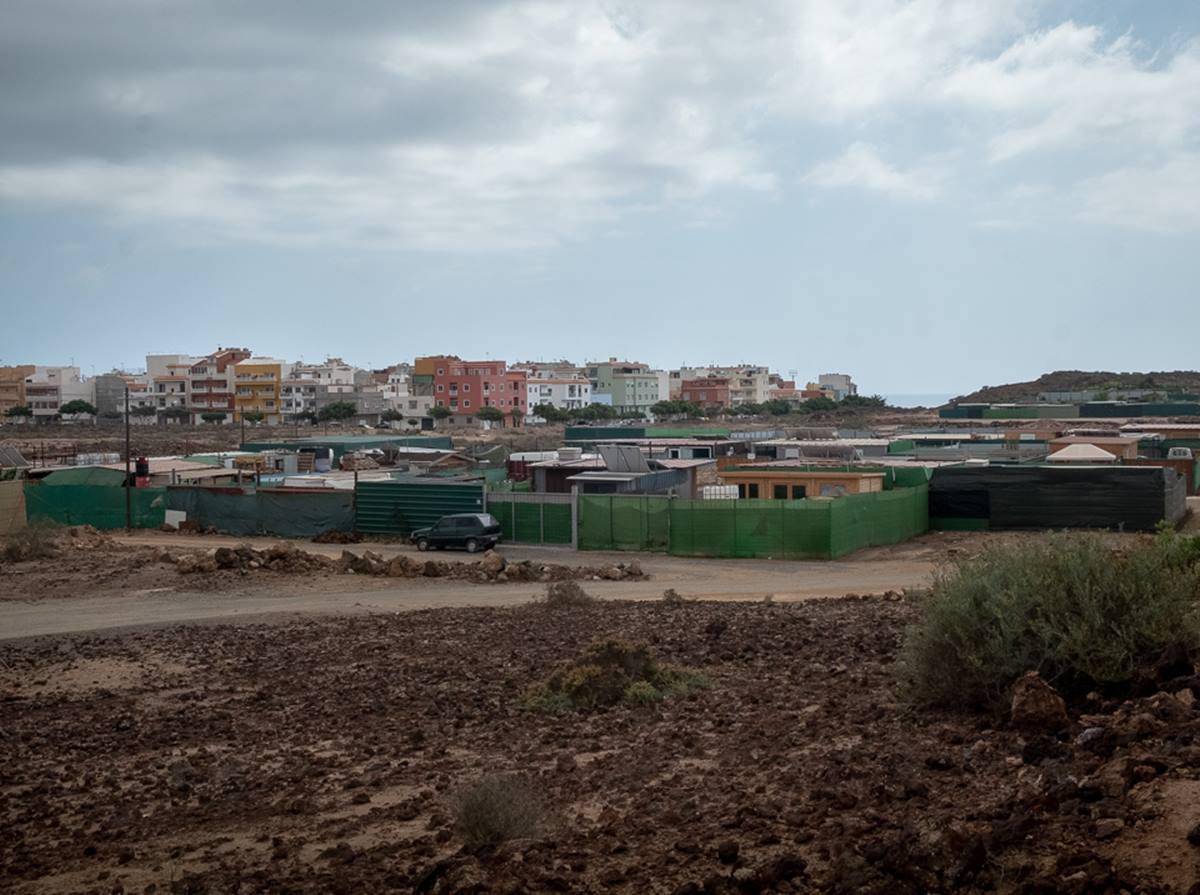 La carestía de los alquileres en la comarca sur está provocando la aparición de poblados en zonas del municipio de Arona. 