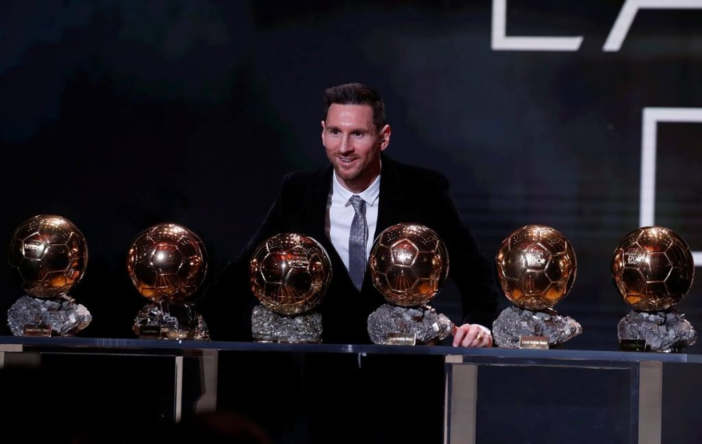 Leo Messi posa con sus seis galardones. EP