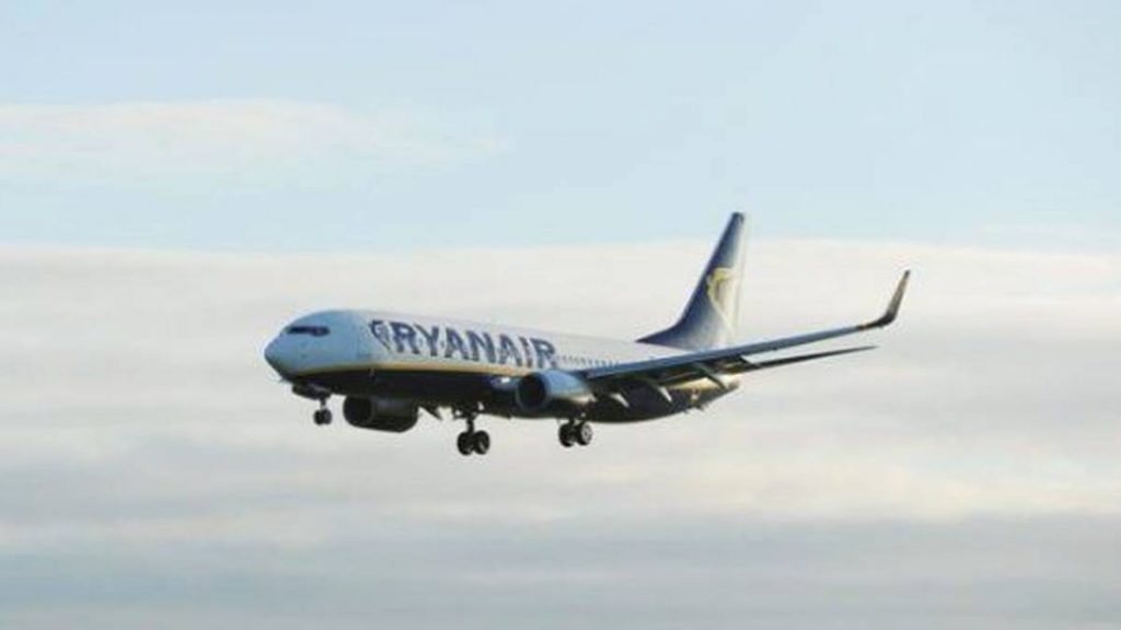Nuevo caso de pasajero conflictivo: Un avión que volaba desde Tenerife aterriza de emergencia en Galicia