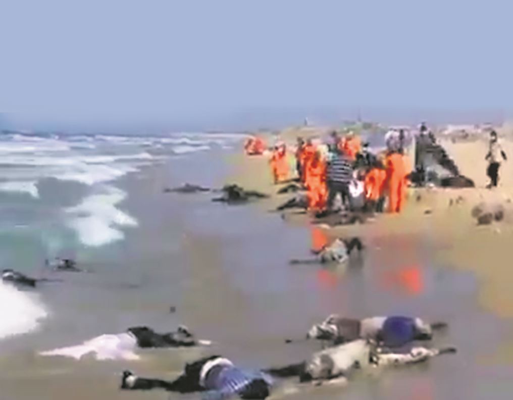 Decenas de cadáveres aparecieron en las playas mauritanas arrastrados por el oleaje tras naufragar el miércoles la patera que se dirigía a Canarias con 150 migrantes a bordo.