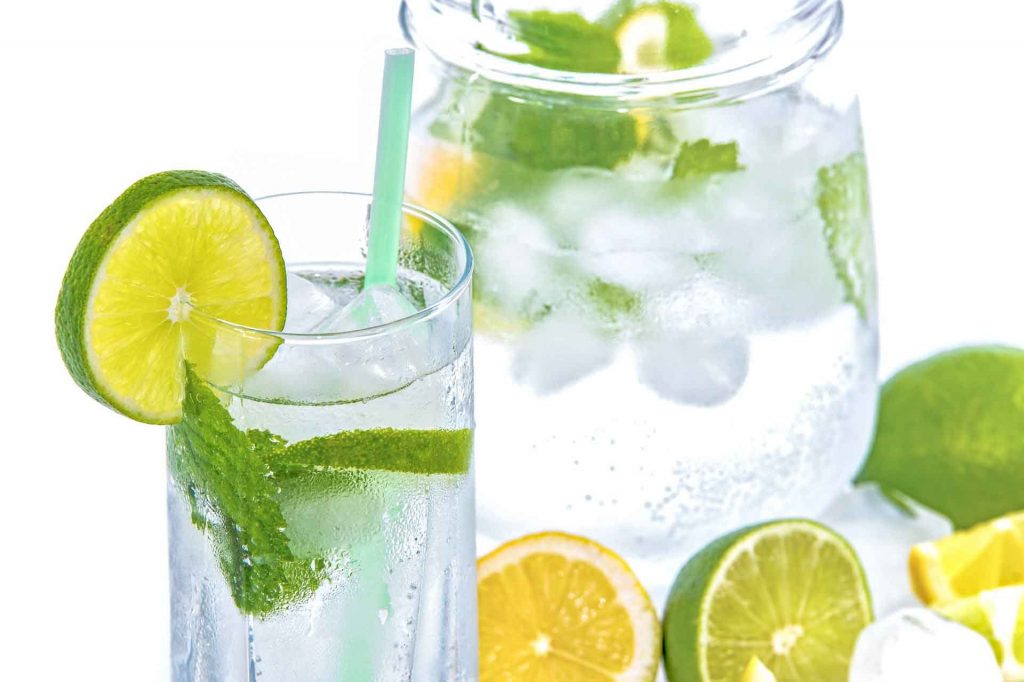 Cómo mantenerse hidratado sin beber litros y litro de agua