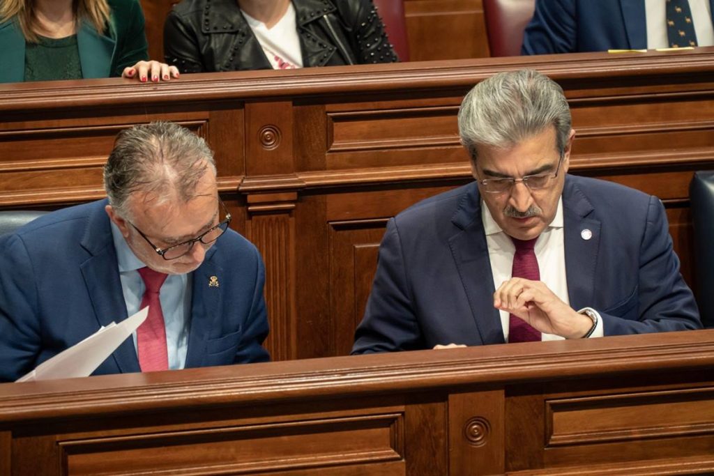 El presidente y el vicepresidente de Canarias, Ángel Víctor Torres y Román Rodríguez, en el debate de aprobación del presupuesto. EP