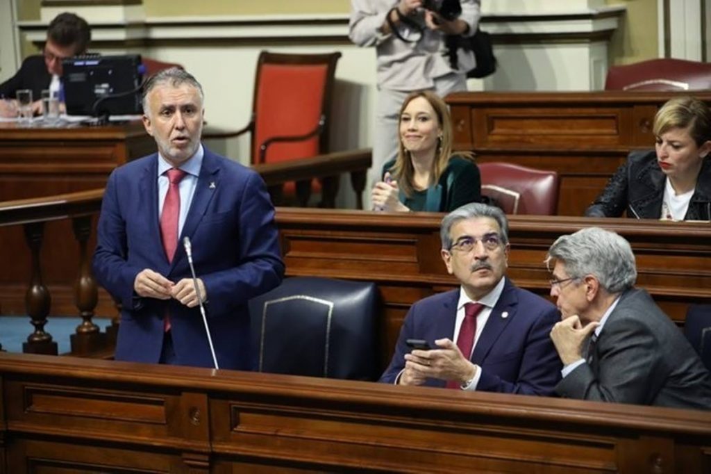 El presidente de Canarias, Ángel Víctor Torres (i), en el debate de aprobación del presupuesto. EP