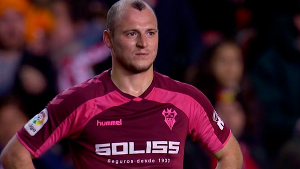 Roman Zozulya escucha los gritos contra él de las gradas del Estadio de Vallecas. EE