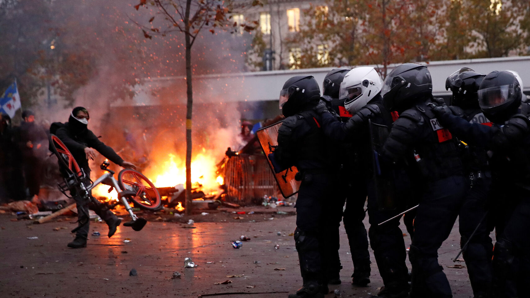 Más de 6.000 agentes han sido movilizados en París para controlar los altercados Reuters