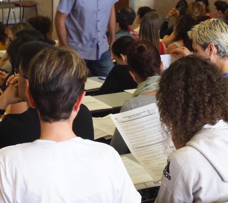 El BOE convoca becas de hasta 75 euros diarios para preparar oposiciones