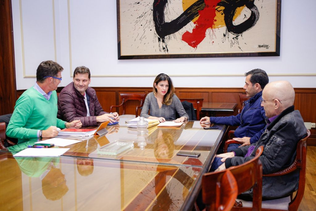 La reunión entre los portavoces de los distintos partidos estuvo presidida por la primera teniente de alcaldesa, Matilde Zambudio. / DA