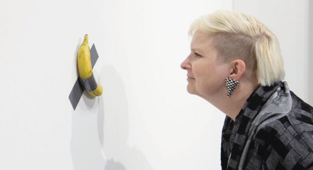 Pagan dólares por un plátano pegado cinta a una pared en una de arte