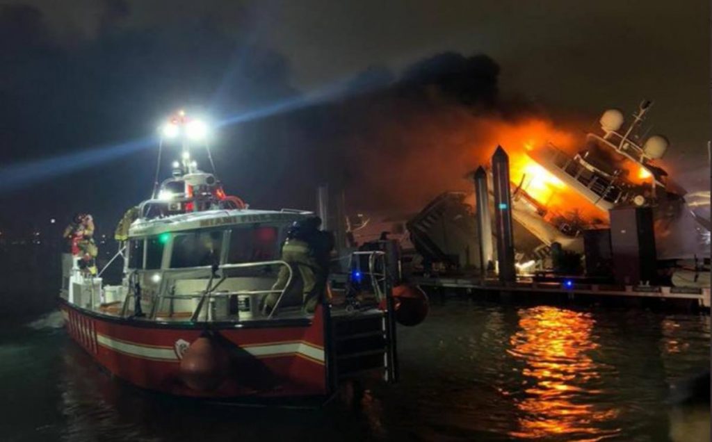 El yate de Marc Anthony se incendia y hunde en el puerto de Miami. Twitter (@ismaelmoli)