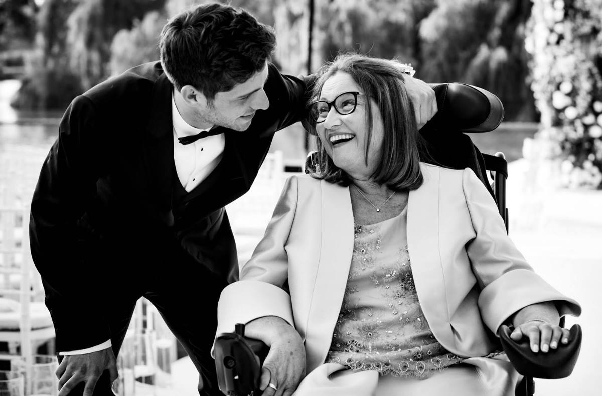 Sergi Roberto junto a su madre, enferma de ELA. Twitter de Sergi Roberto
