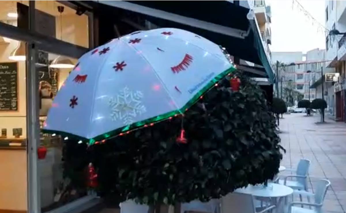Paraguas de Diario de Avisos con adornos navideños. DA