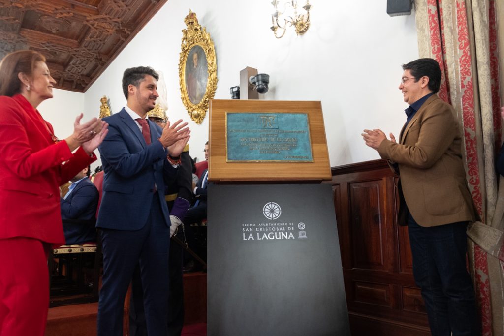 Durante el acto se descubrió la placa que la Unesco ha hecho llegar al Ayuntamiento con motivo del 20 aniversario del título como ciudad patrimonio. F. P.