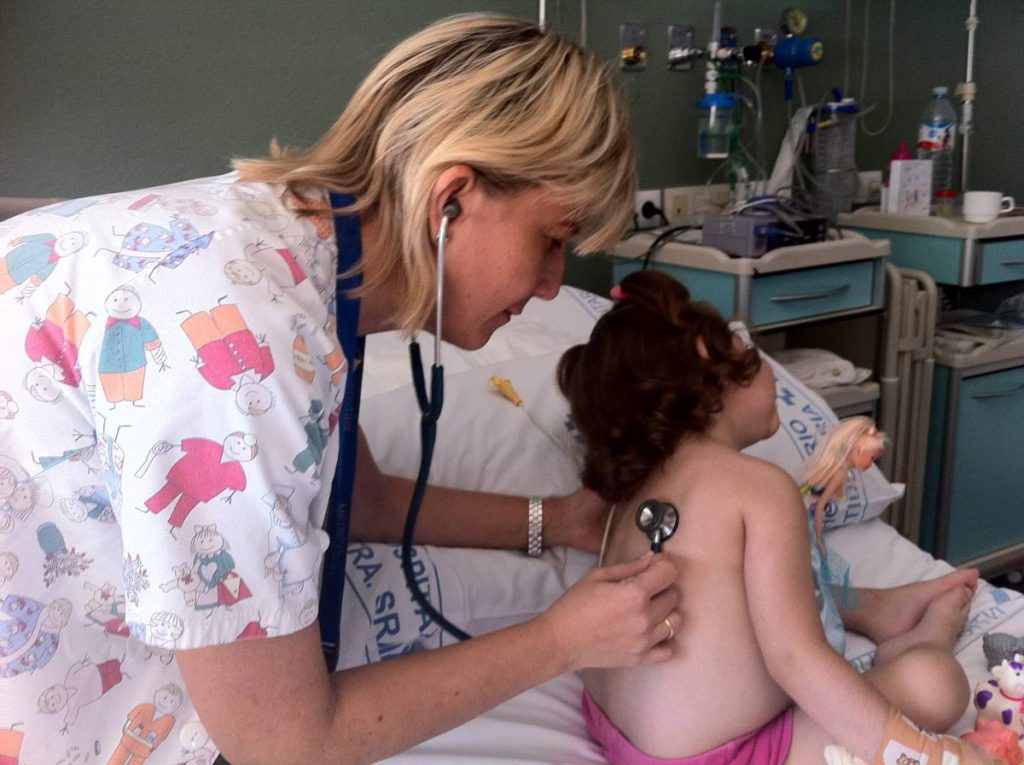 Una niña es atendida por una pediatra en el Hospital de La Candelaria. DA