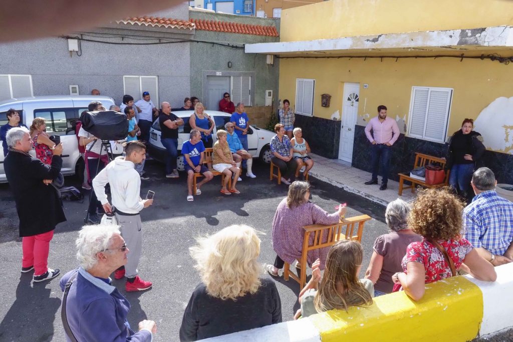 Una treintena de vecinos conocieron in situ su situación; los más afectados los que viven bajo la cueva. S.M.