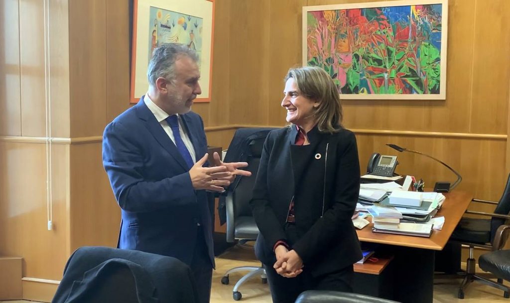 El presidente del Gobierno de Canarias, Ángel Víctor Torres, el martes con la ministra de Transición Ecológica, Teresa Ribera. DA