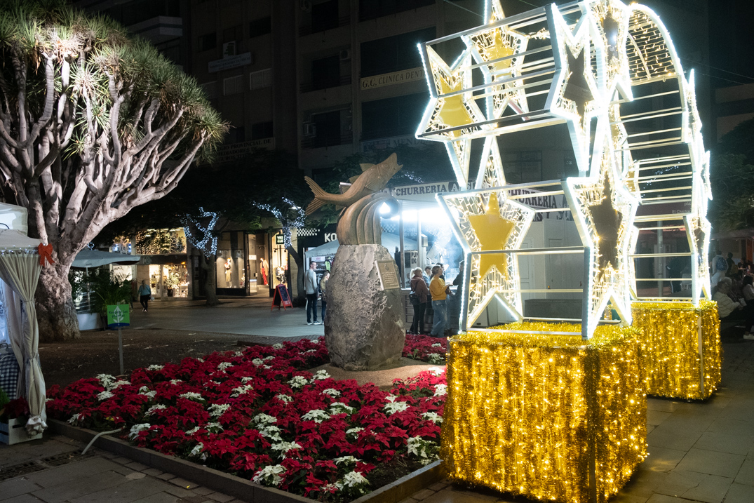 La iluminación navideña en las calles es uno de los elementos que anuncia, con casi un mes de antelación, la llegada de la Navidad. Fran Pallero