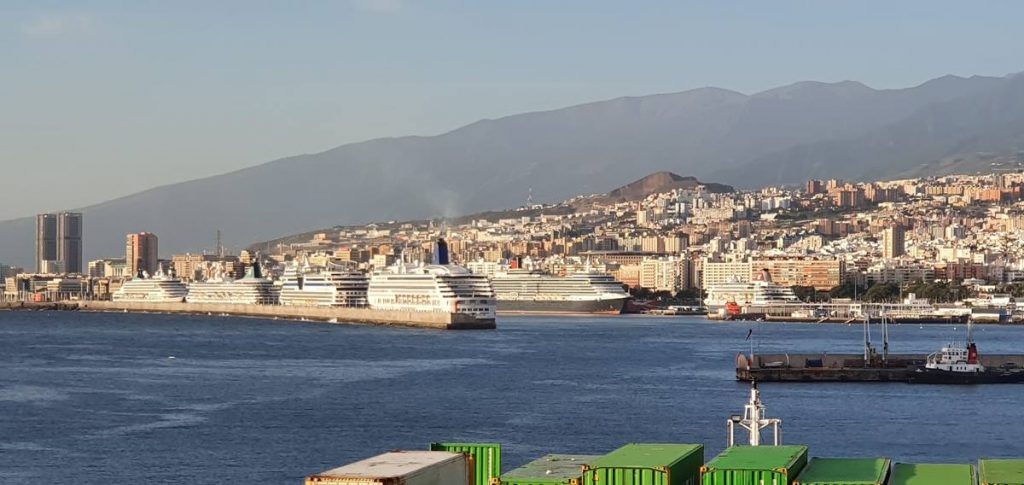 Una espectacular estampa para ilustrar la historia del puerto de Santa Cruz de Tenerife. DA