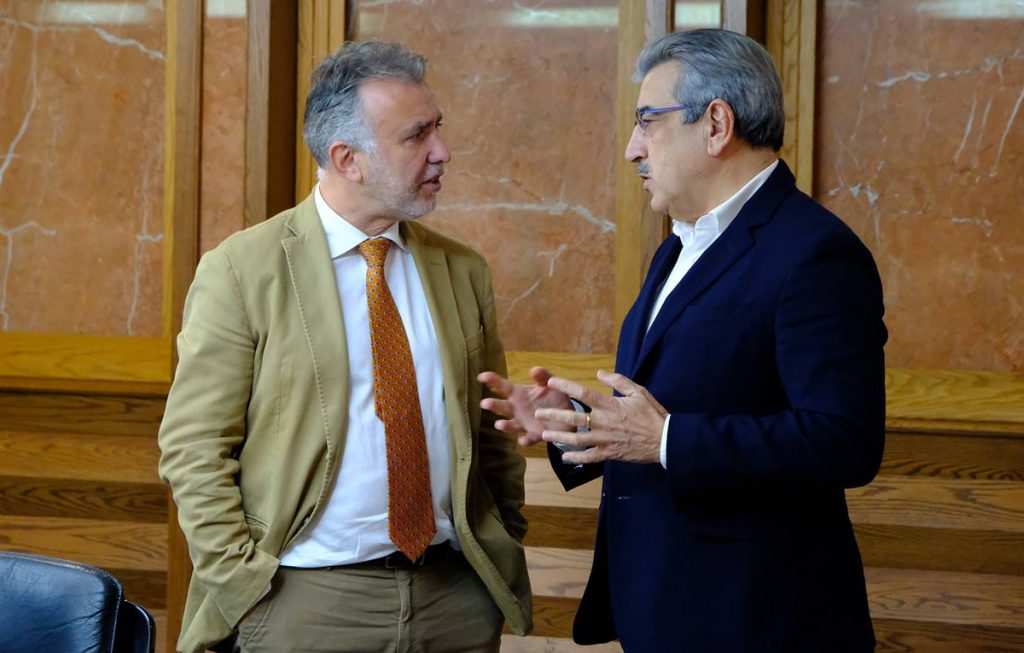Ángel Víctor Torres y Román Rodríguez, antes de la reunión del Consejo de Gobierno. DA