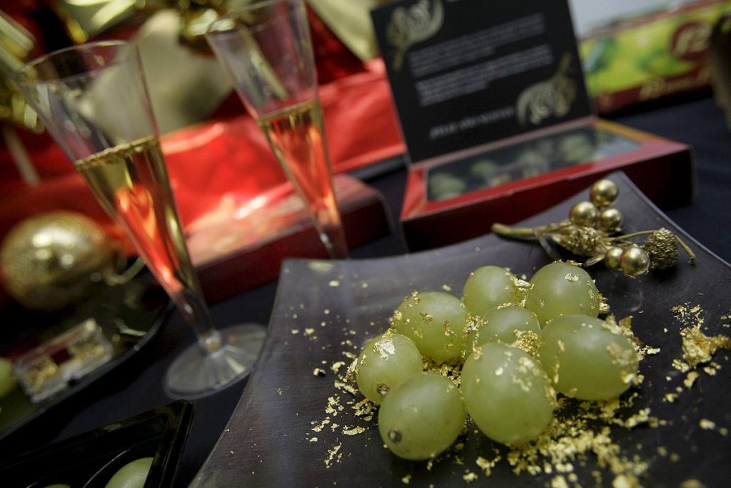 Las 12 uvas de la suerte y el brindis con champán y sidra se han incorporado a la tradición de Fin de Año. DA