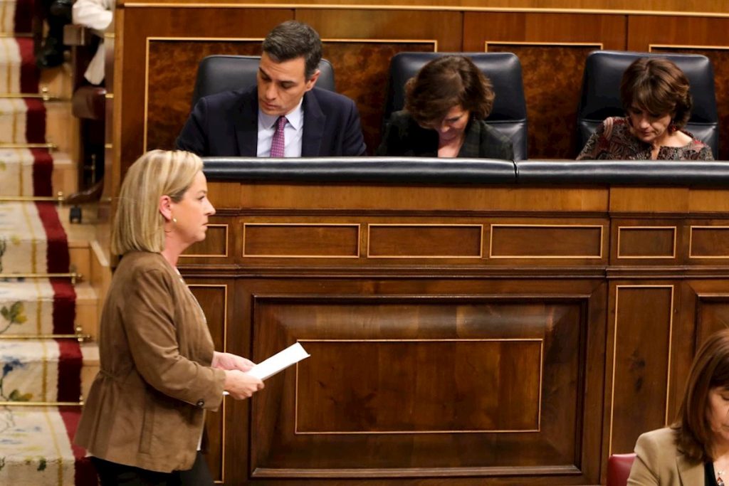 La diputada de Coalición Canaria, Ana Oramas, pasa por delante de Pedro Sánchez tras anunciar su voto negativo. EP