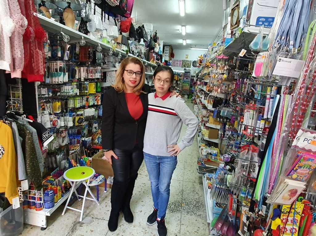 Yurena junto a Susana, la propietaria del bazar chino. Norchi
