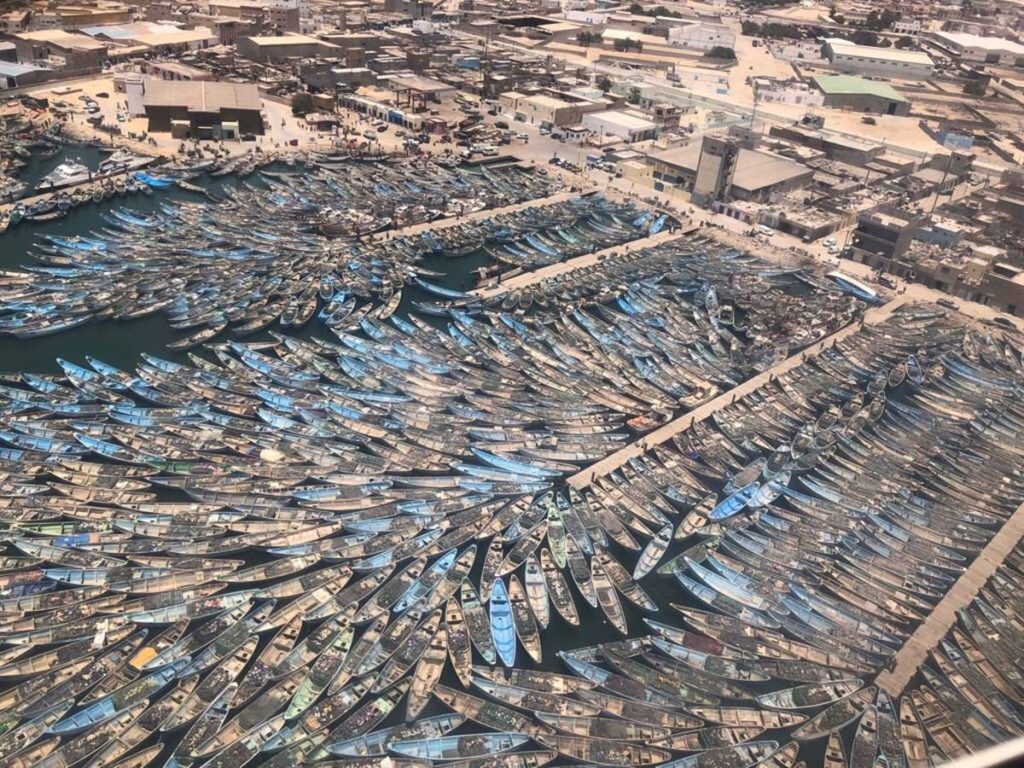 Espectacular imagen aérea con centenares de cayucos amarrados en el puerto de Nuadibú, en Mauritania. DA