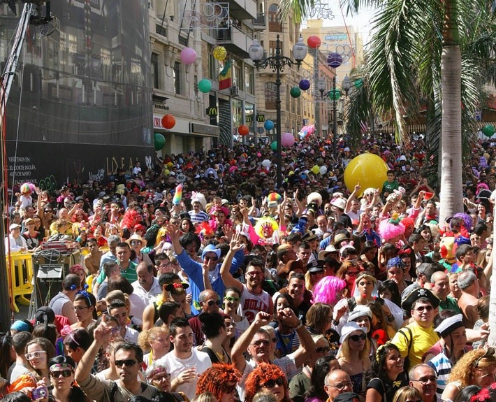 El AyuntamienConsulta el programa completo del Carnaval en la calleto de Santa Cruz de Tenerife ha presentado este martes el programa completo del Carnaval en la calle que tendrá lugar entre el viernes 23 y el domingo 26 de junio