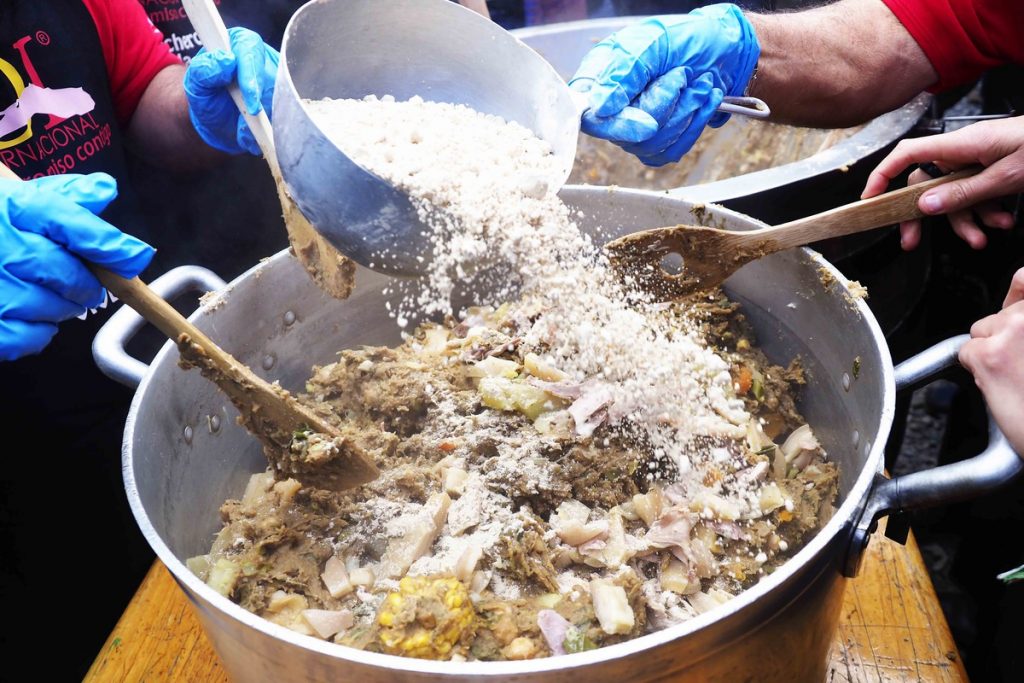 Un grupo de estudiantes de 5 a 12 años elaboran un recetario de cocina canaria: desde postres a salsas típicas
