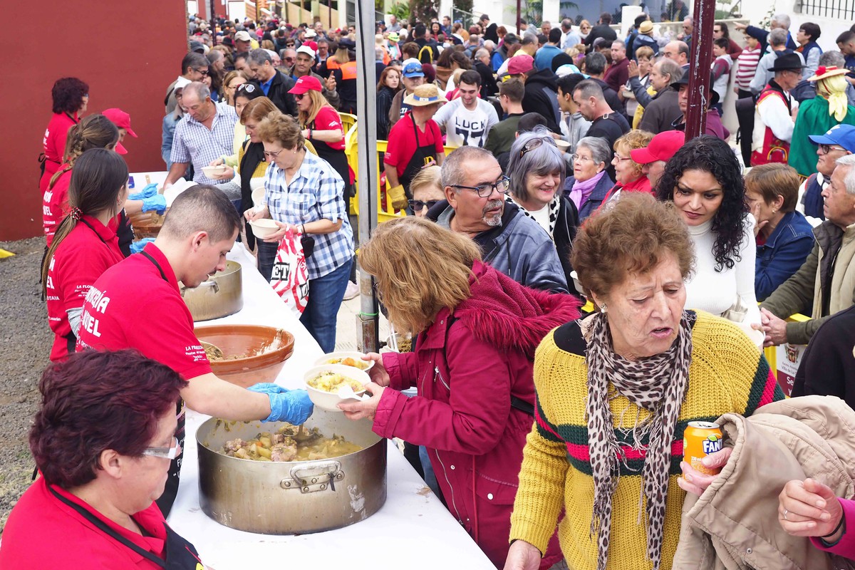 Unas 5.000 personas degustan hoy el tradicional puchero de La Florida. Sergio Méndez