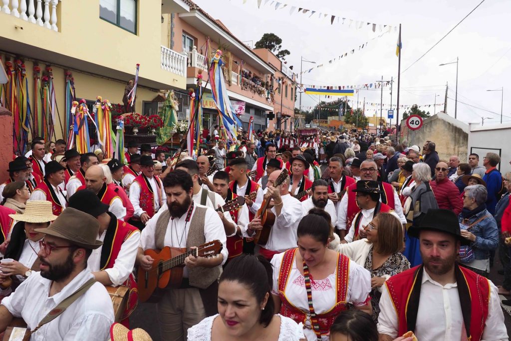 La romería puso ayer el broche final a las fiestas del barrio. Sergio Méndez