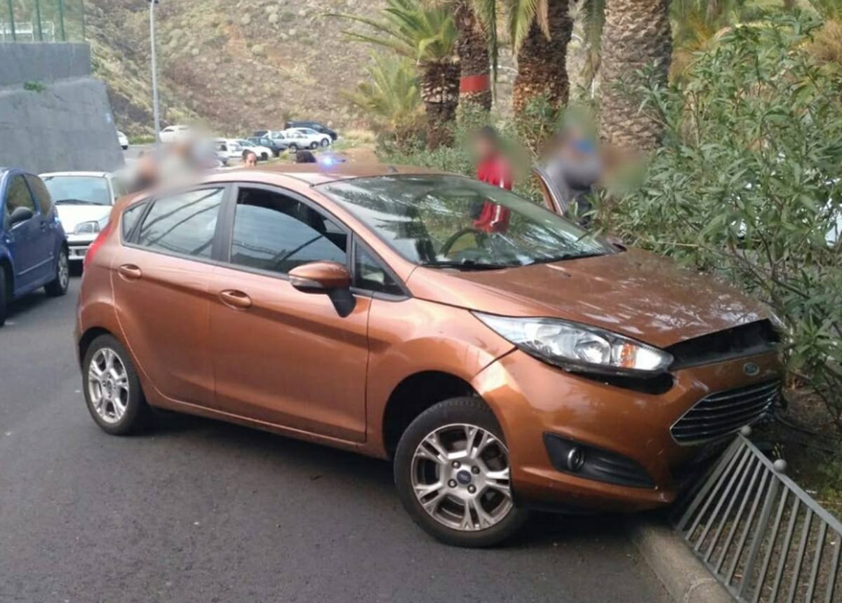 Vehículo accidentado en Santa Cruz. Twitter (Policía Local de Santa Cruz de Tenerife)
