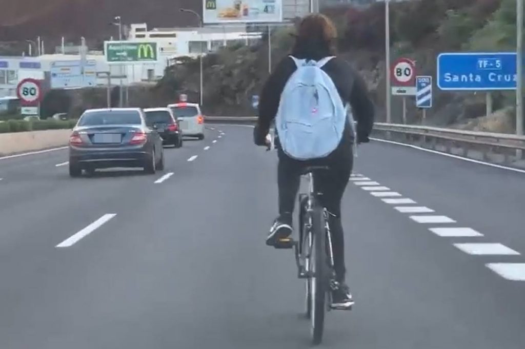 Ciclista urbano desciende por la TF-5. CN8 Noticias Canarias