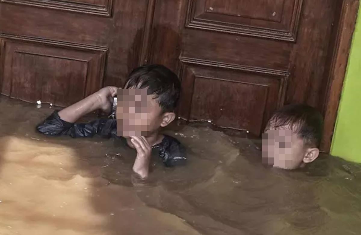Dos niños se mantienen a flote en una de las áreas inundadas tras las violentas lluvias caídas en varios puntos de Indonesia. - Agung Fatma Putra/SOPA Images vi / DPA