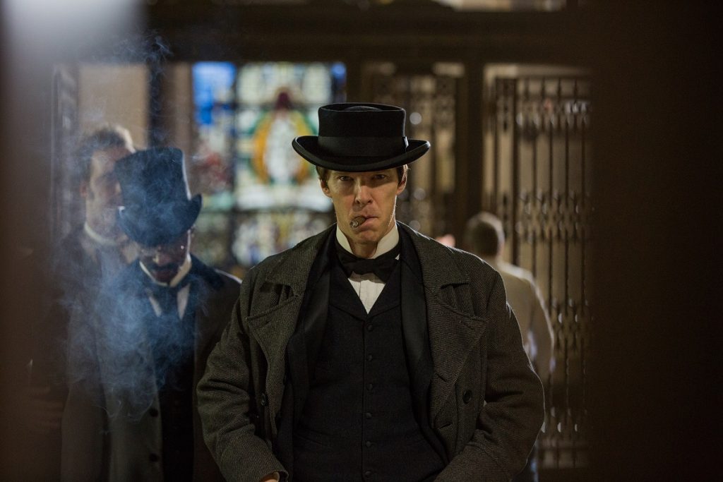 Benedict Cumberbatch interpreta a Thomas Edison en La guerra de las corrientes.
