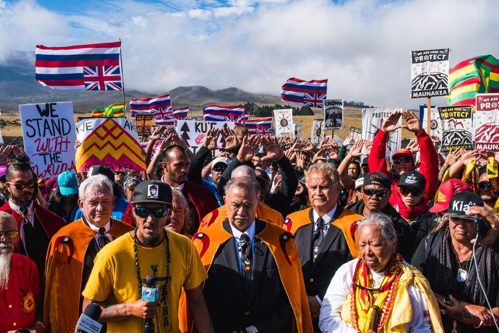 La bandera invertida es uno de los símbolos de protesta empleados por los opositores a la construcción del TMT en Mauna Kea. Pu'uhonua o Pu'uhuluhulu
