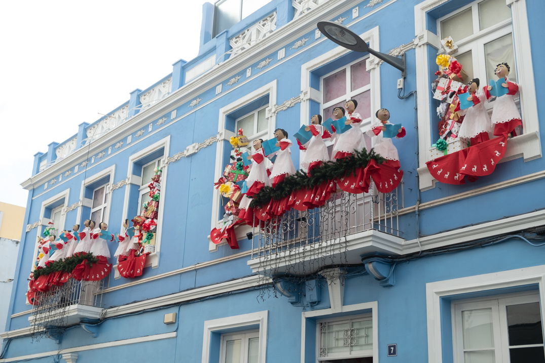La fachada del Centro de Educación Infantil Payasen está adornada con un coro de monaguillos. Fran Pallero
