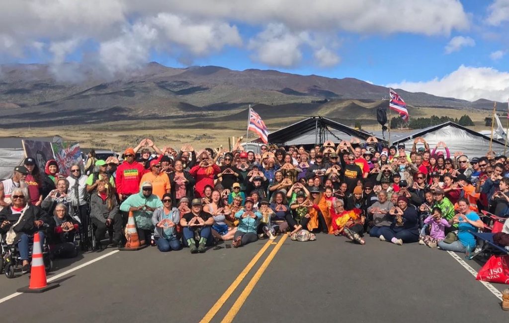 Los detractores a instalar el telescopio en el monte de Mauna Kea han bloqueado durante meses los accesos al enclave